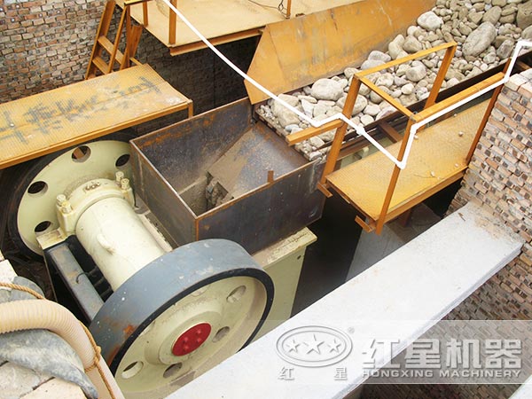 制沙生產(chǎn)線(xiàn)碎石現(xiàn)場(chǎng)