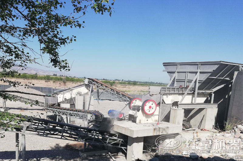 打石頭破碎機(jī)工作現(xiàn)場